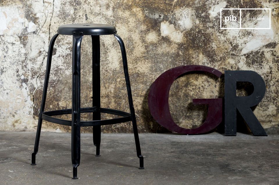 Grand tabouret noir brillant au style industriel.