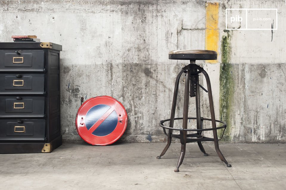 Tabouret de bar noir style western.