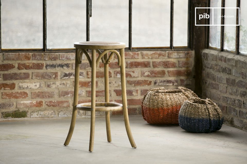 Élégant tabouret composé en bois d'orme massif verni.