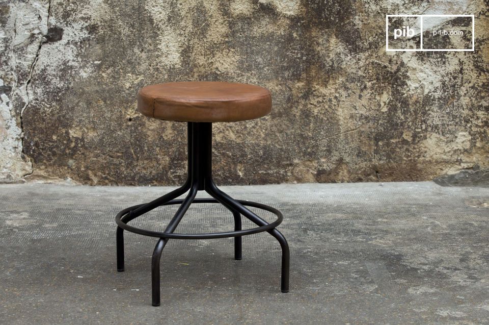 Petit tabouret en cuir marron et métal noir.