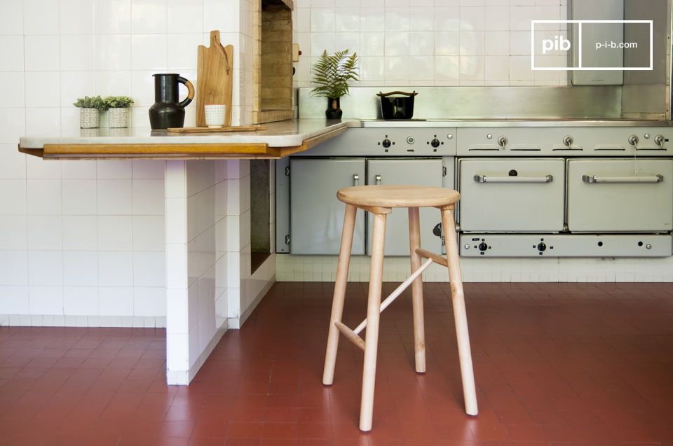 L'élégance tabouret est conçu entièrement en bois.