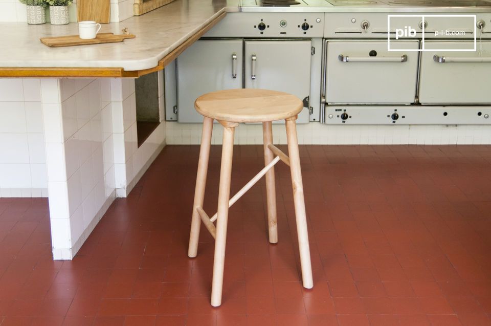 Sublime tabouret réalisé entièrement en bois de bouleau.