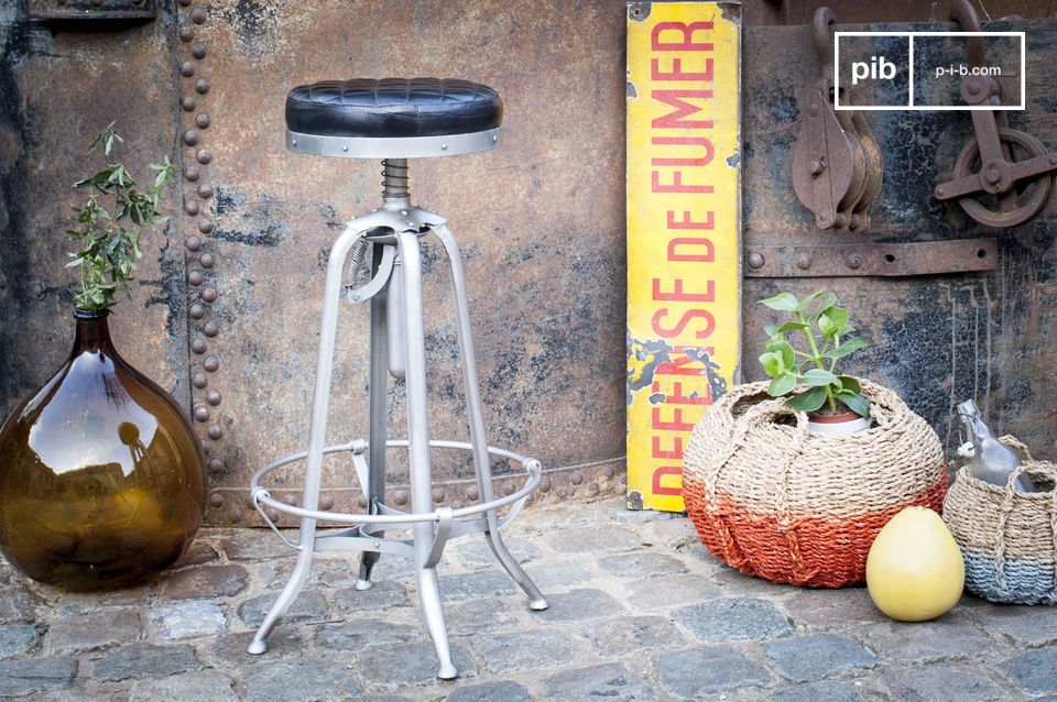 Élégant tabouret haut en métal blanc et cuir noir.