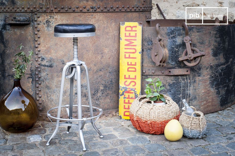 Le tabouret évoque le style western revisité.