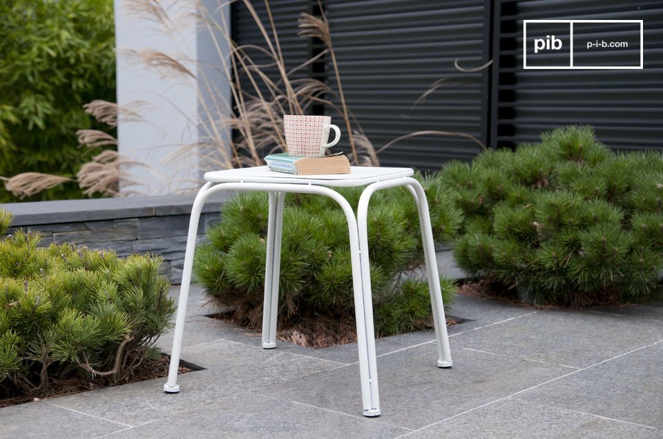 Le tabouret en métal a une belle couleur blanche mate.