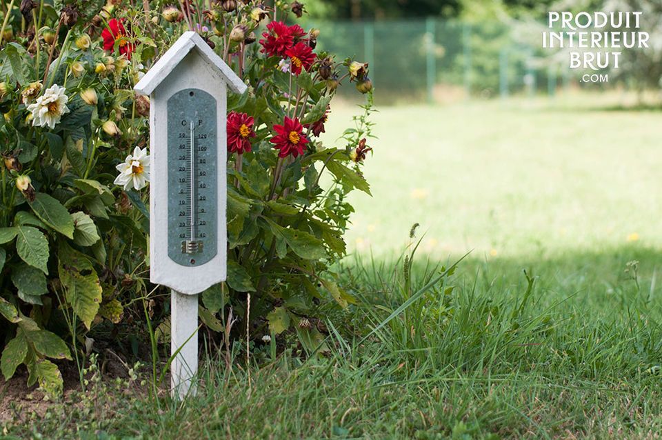 Ce grand thermomètre en bois associe bonne lisibilité de la température et le cachet du bois