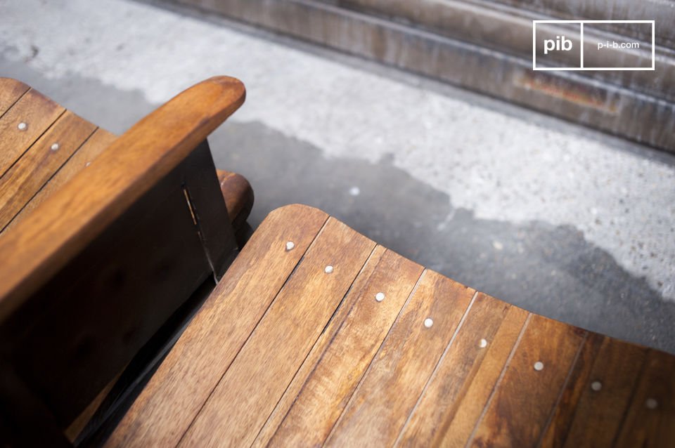 Belle assise en bois confortable.