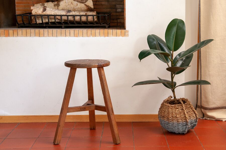 Utiliser un tabouret comme support de plantes