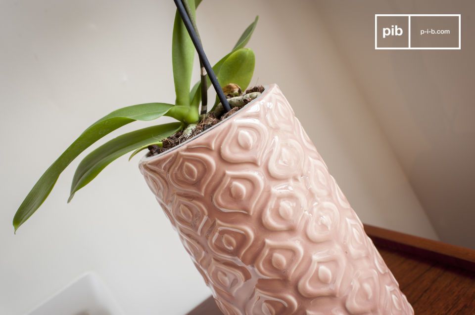 Un vase en céramique rose ouvragé d'un style vintage plein de douceur