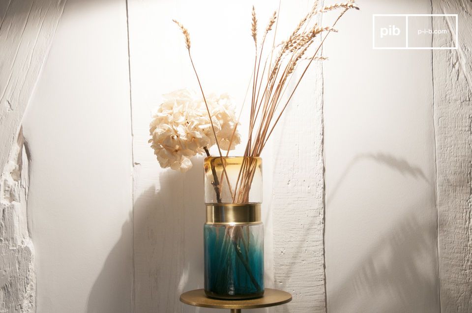 Superbe vase teinté de bleu.