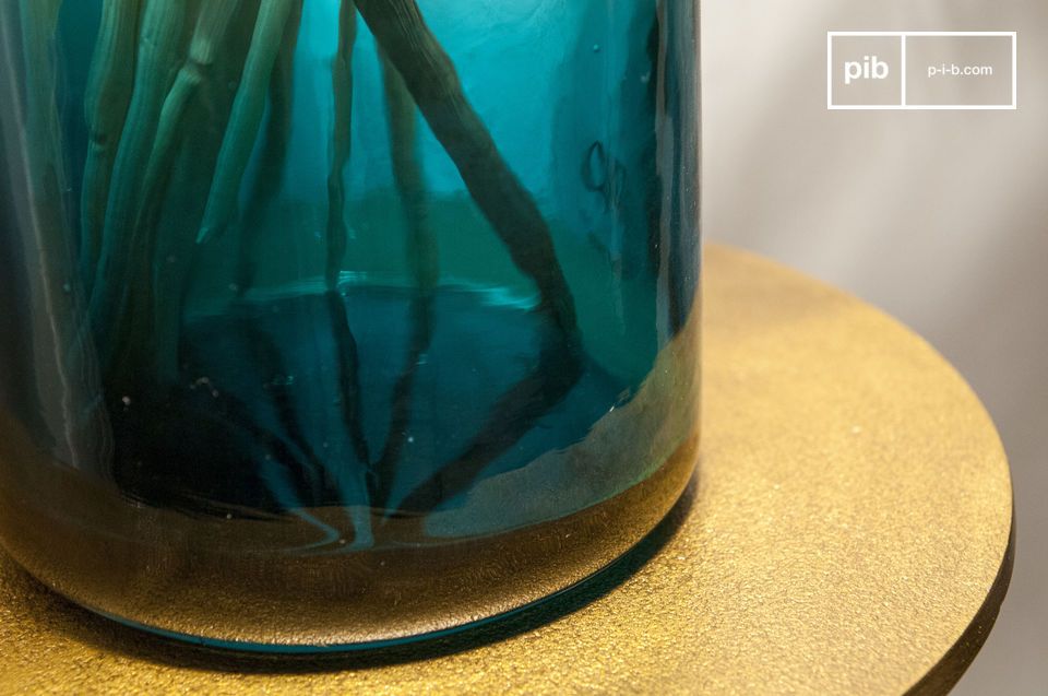 Le bas du vase est teinté d'un joli bleu transparent.