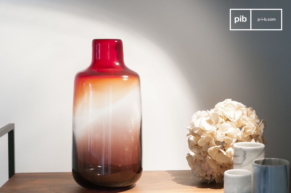 Les couleurs dégradées apporte un style vintage au vase.