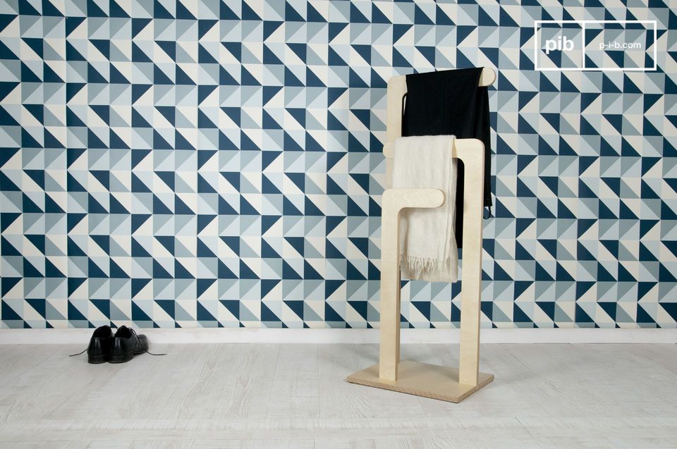 Vestiaire en bois clair.